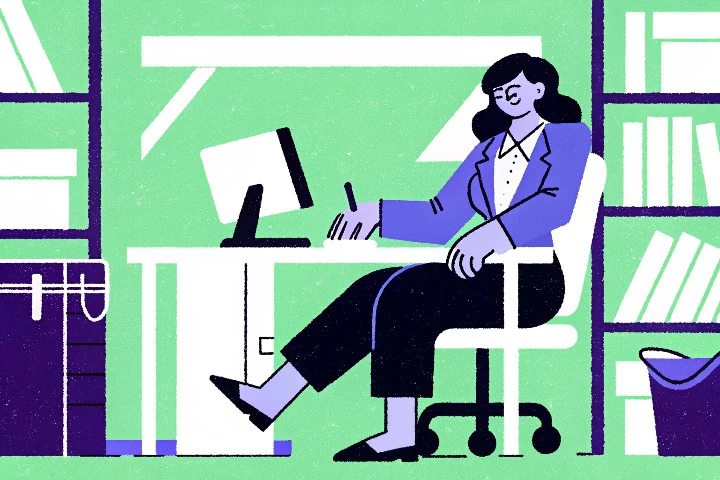 Mulher de terno no escritório para simbolizar uma avaliação de conformidade.